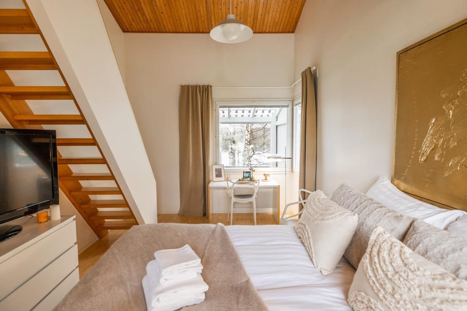 Bed, TV and multimedia, Photo of the whole room, Bedroom, towels