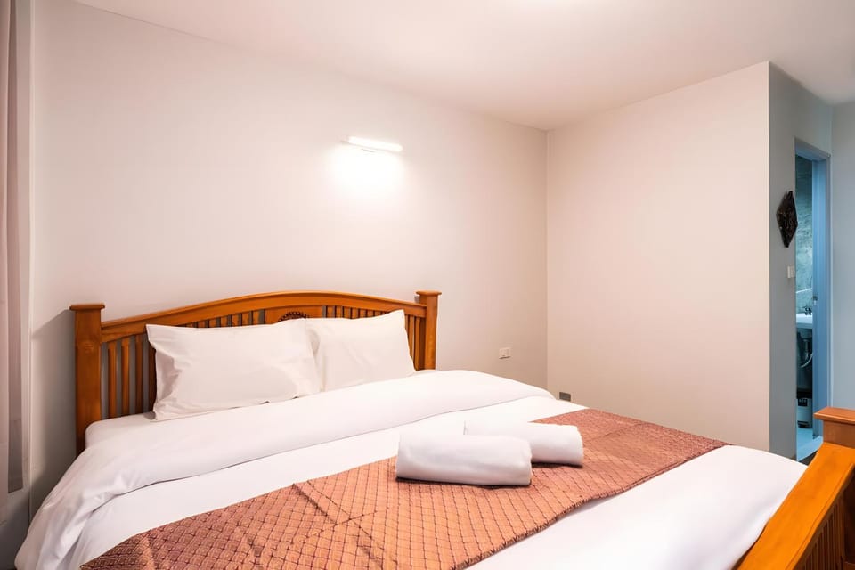 Bed, Photo of the whole room, Bedroom, towels