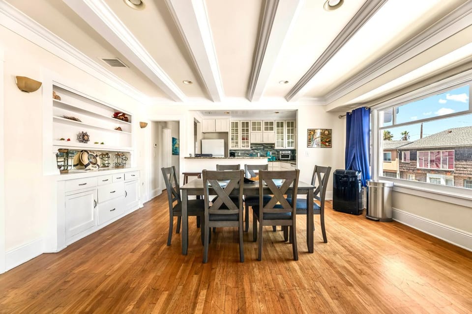 Kitchen or kitchenette, Photo of the whole room, Dining area