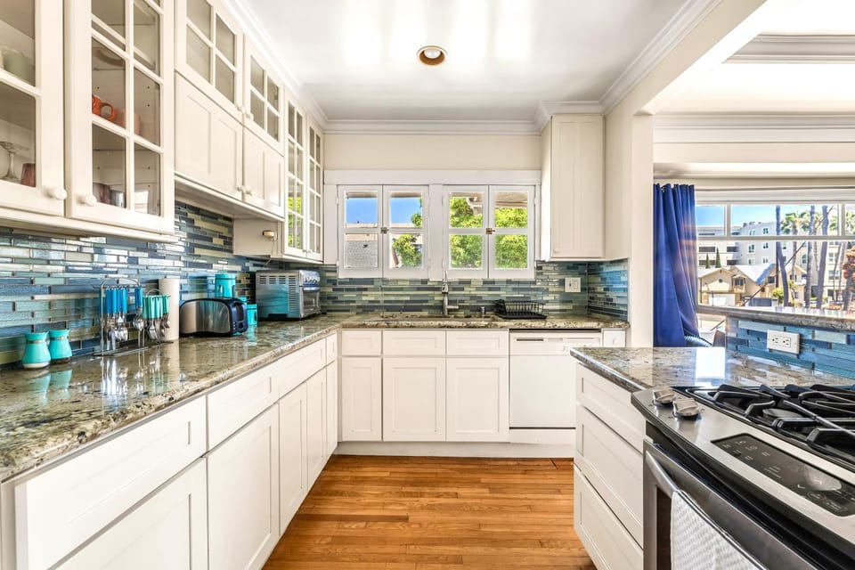 Coffee/tea facilities, View (from property/room), Kitchen or kitchenette, stove