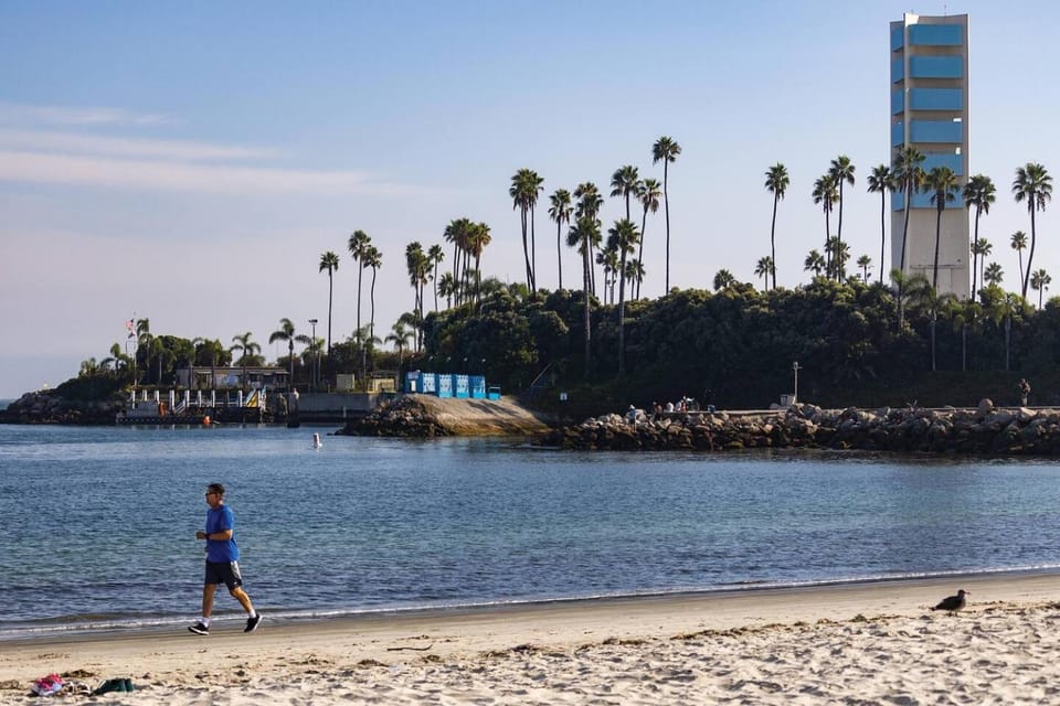 Long Beach 2BR and 1BA Charming Condo Near Alamitos Beach, Marina, Cafes & Shops Apartment in Long Beach