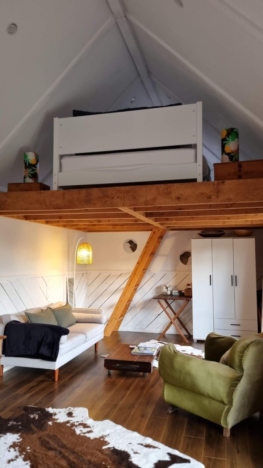 Photo of the whole room, Seating area