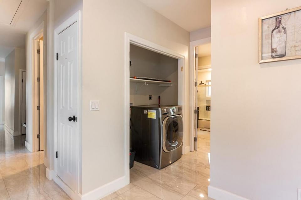 Spacious 5 BR Brand New House LAX House in Inglewood