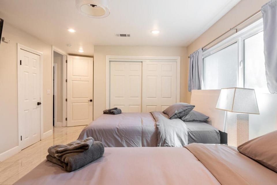Spacious 5 BR Brand New House LAX House in Inglewood