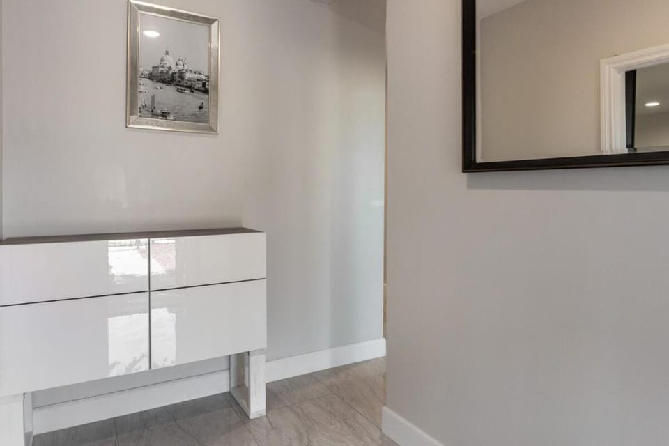 Spacious 5 BR Brand New House LAX House in Inglewood