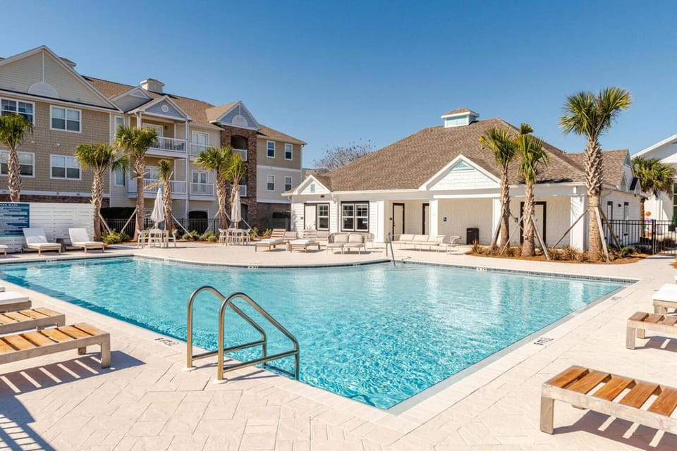 Property building, Day, Pool view, Swimming pool, sunbed