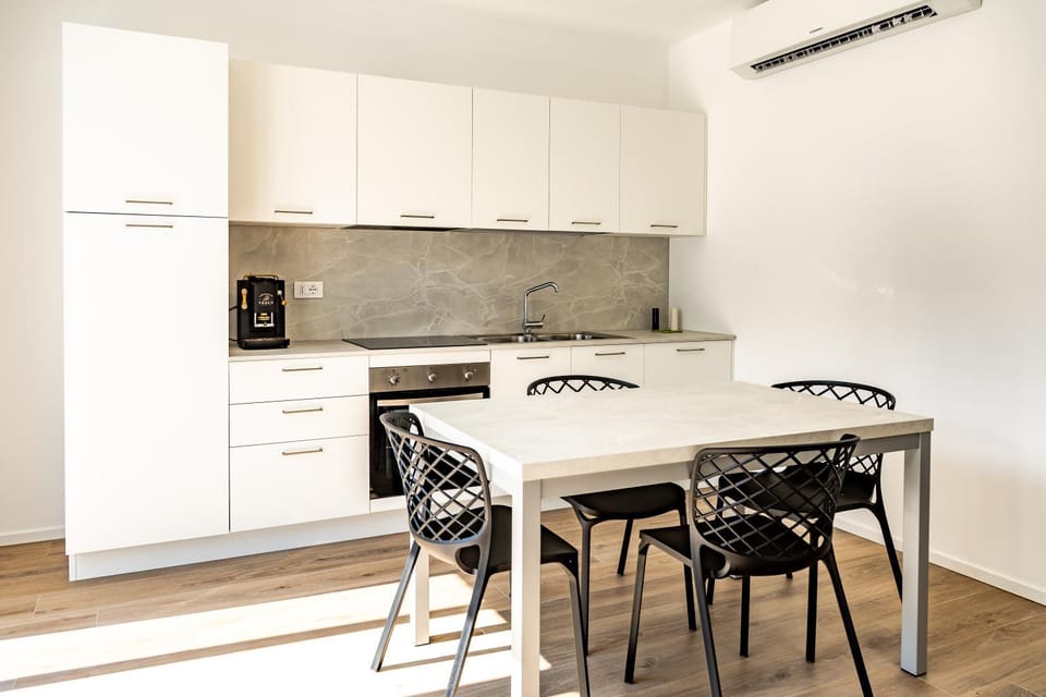 Kitchen or kitchenette, Dining area, oven, stove