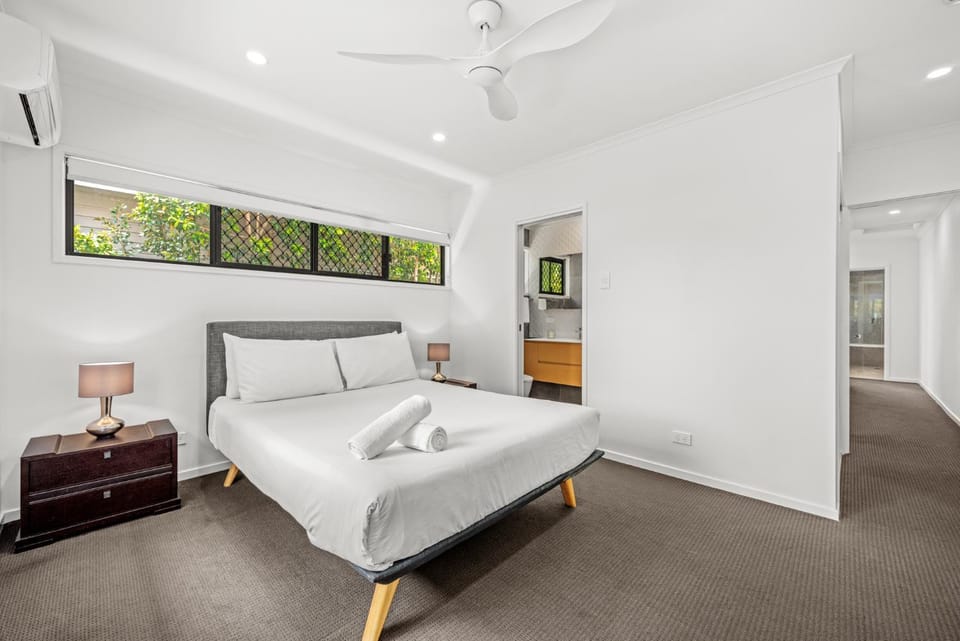 Peaceful 3BR 2BA with Parking Near Airport and CBD Apartment in Brisbane