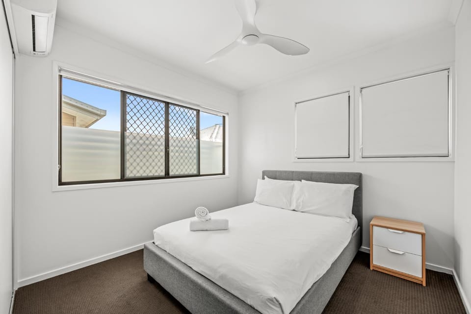 Peaceful 3BR 2BA with Parking Near Airport and CBD Apartment in Brisbane