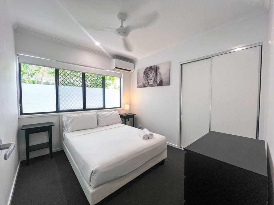 Peaceful 3BR 2BA with Parking Near Airport and CBD Apartment in Brisbane
