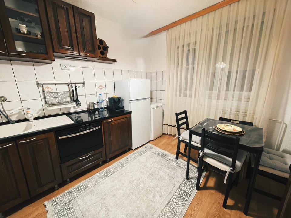 Kitchen or kitchenette, Dining area