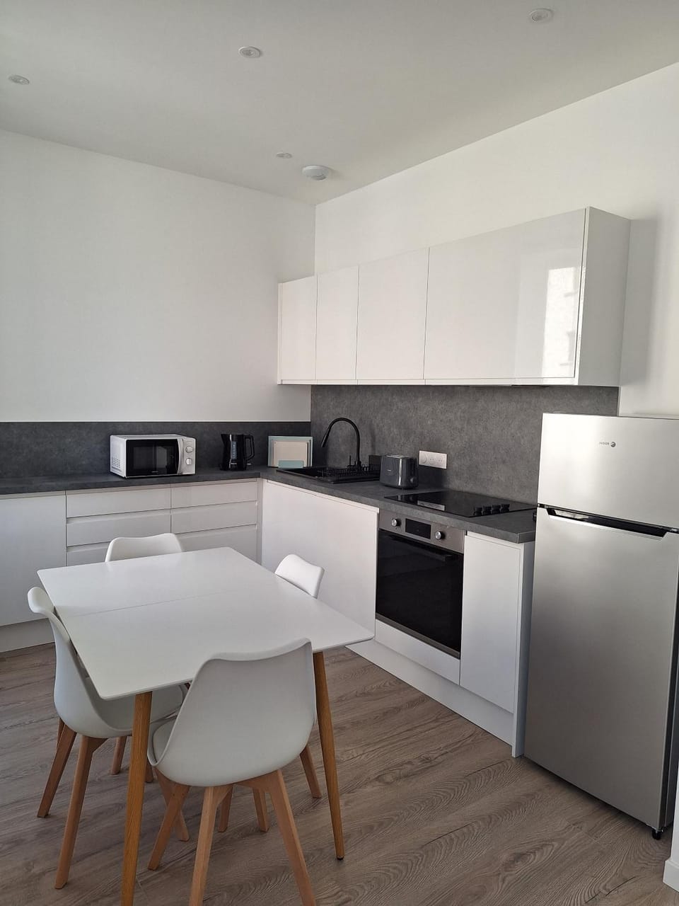 Coffee/tea facilities, Kitchen or kitchenette, Dining area, dishwasher, oven, stove, toaster