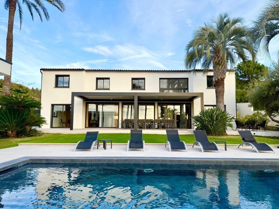 Balcony/Terrace, Garden view, Pool view, Swimming pool, sunbed