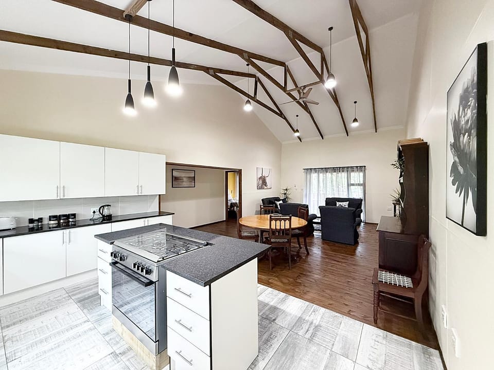 TV and multimedia, Kitchen or kitchenette, Living room, Seating area, Dining area, oven, pet friendly, stove