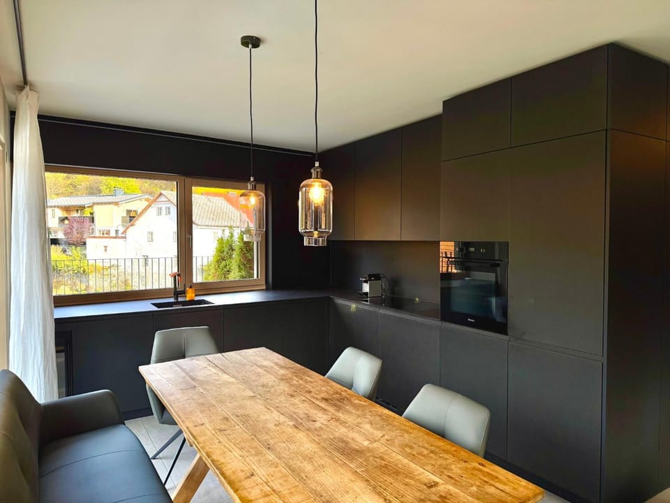 Kitchen or kitchenette, Dining area