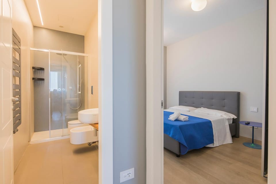 Shower, Toilet, Bed, Bathroom, Photo of the whole room, Bedroom, towels