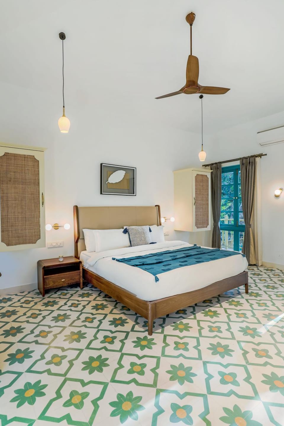 Photo of the whole room, Bedroom