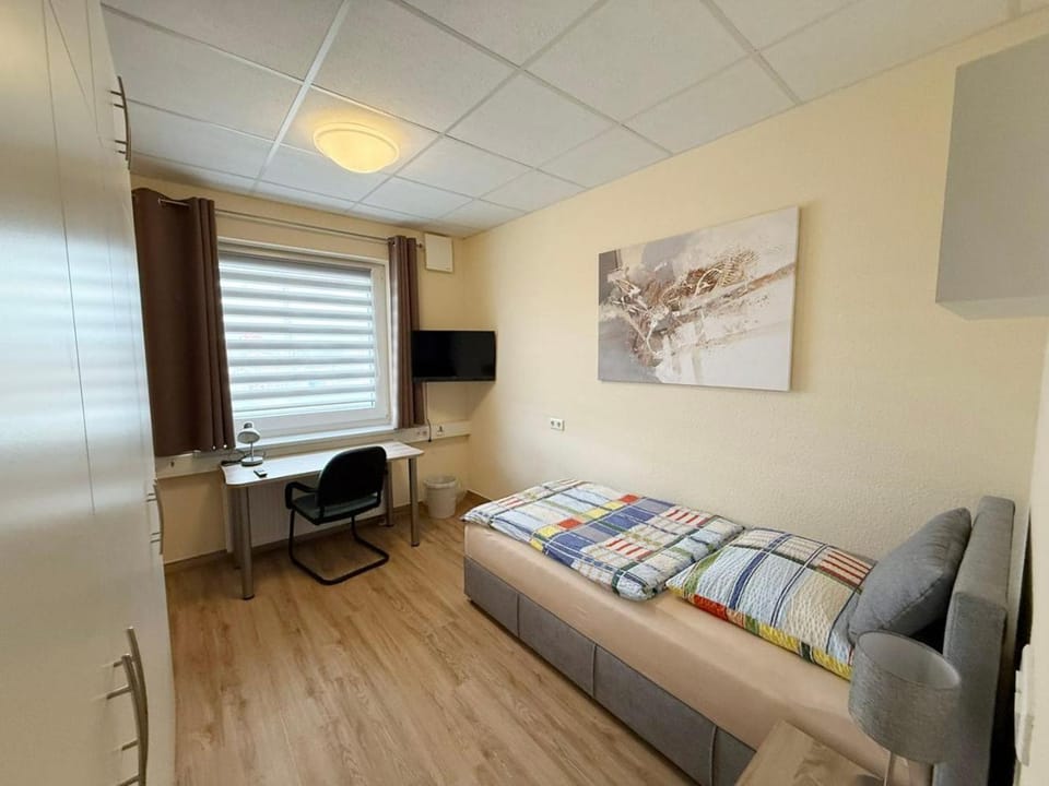 Bed, TV and multimedia, Photo of the whole room, Seating area, Bedroom