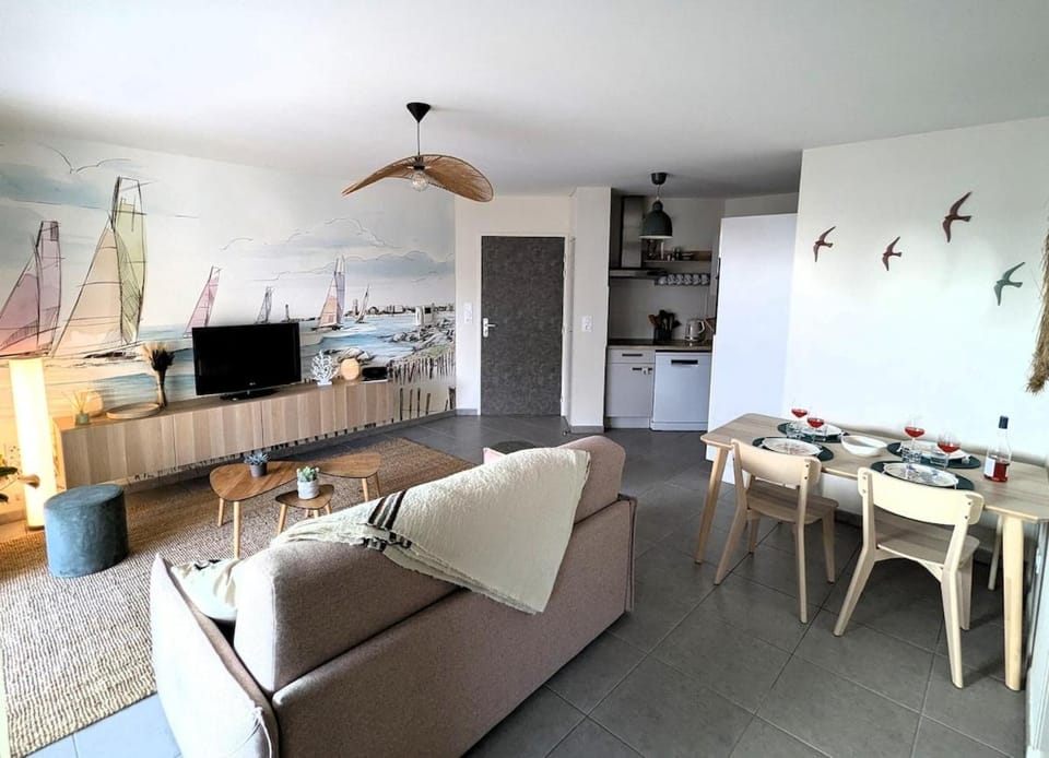 TV and multimedia, Seating area, Dining area