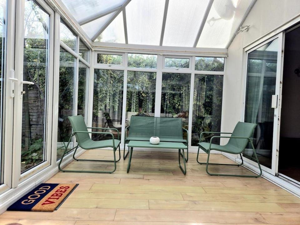 Crescent House - 3 Bedrooms, 2 bathrooms, large lounge, sunny conservatory, full kitchen, parking for 2 cars House in Aylesbury