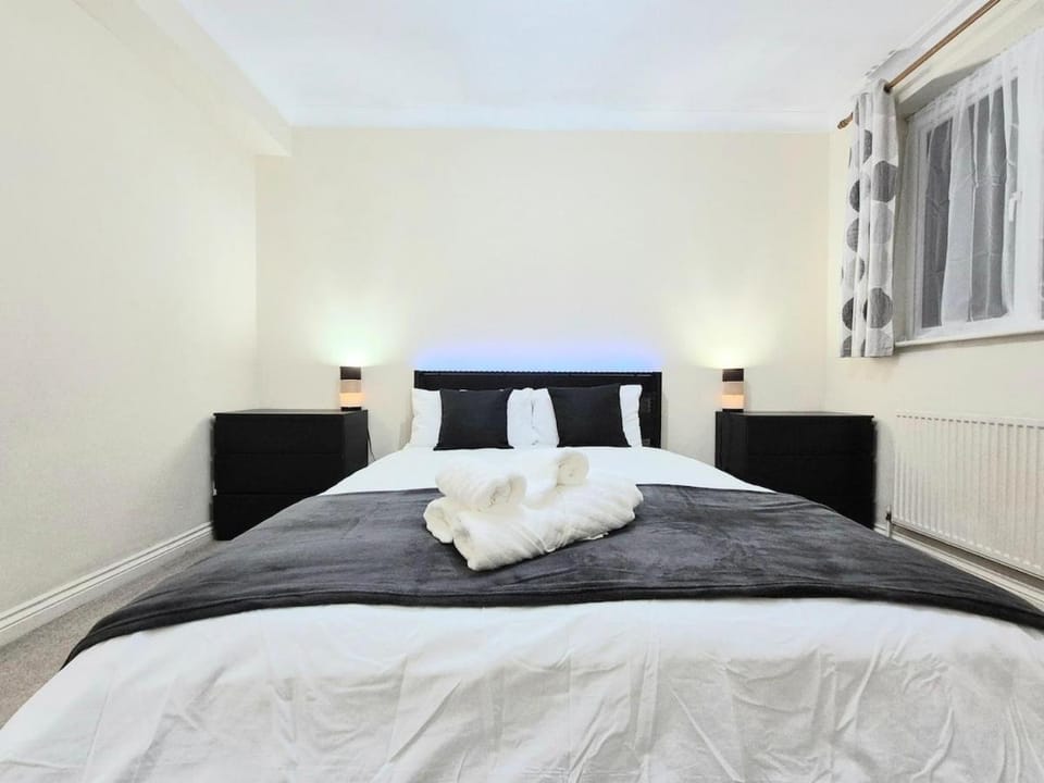 Bed, Bedroom, towels