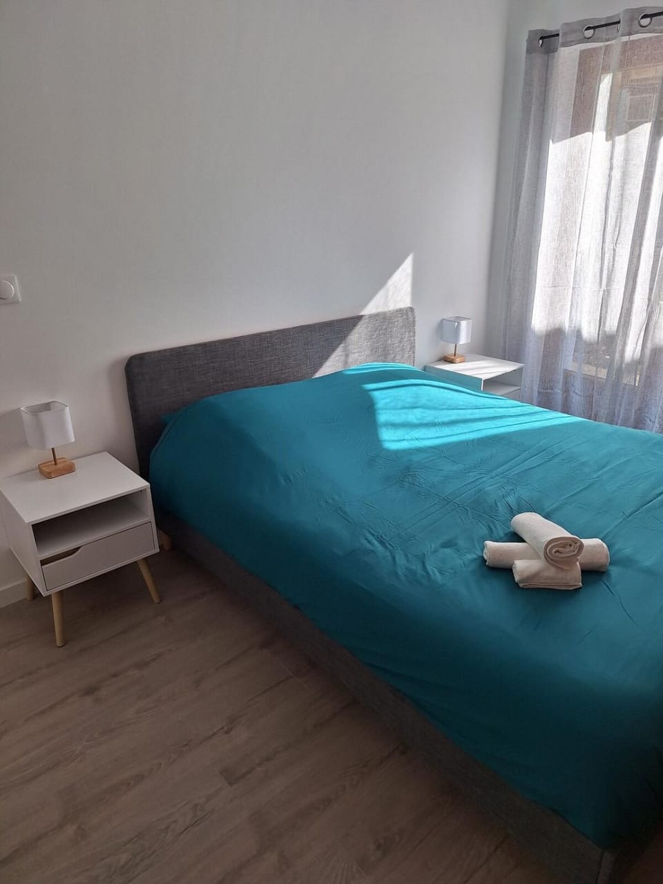 Bed, Photo of the whole room, Bedroom, towels