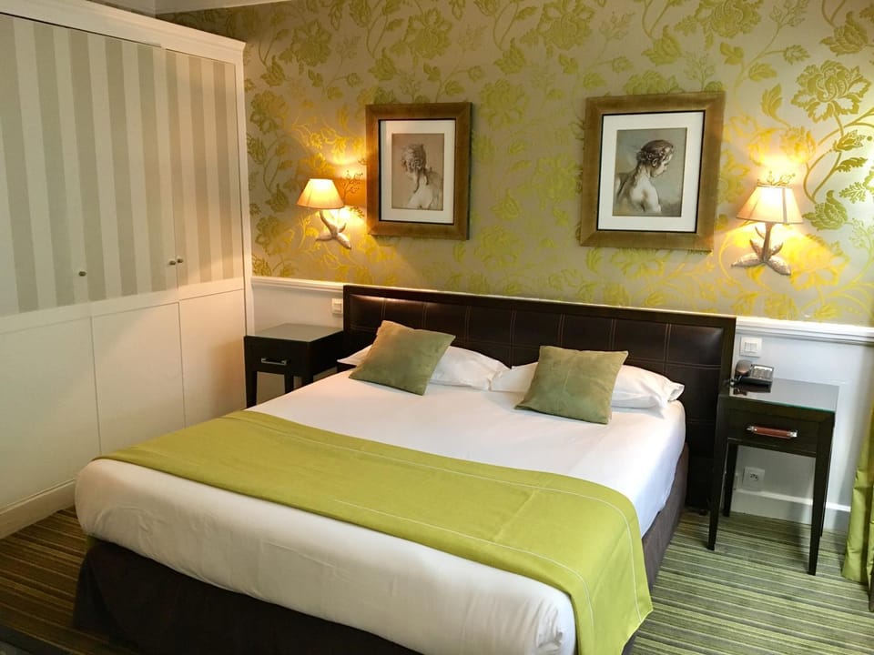 Photo of the whole room, Decorative detail