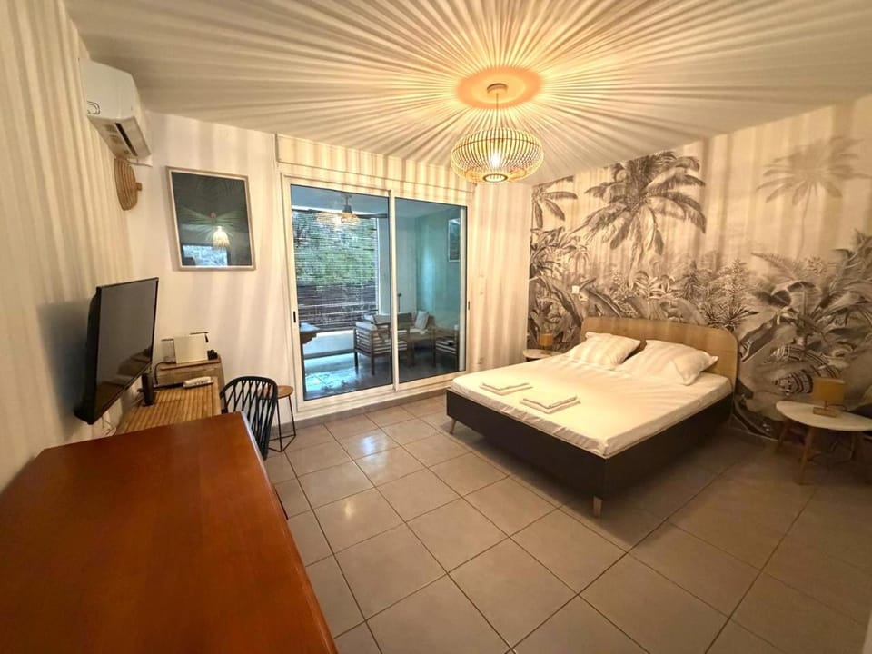 Photo of the whole room, Bedroom