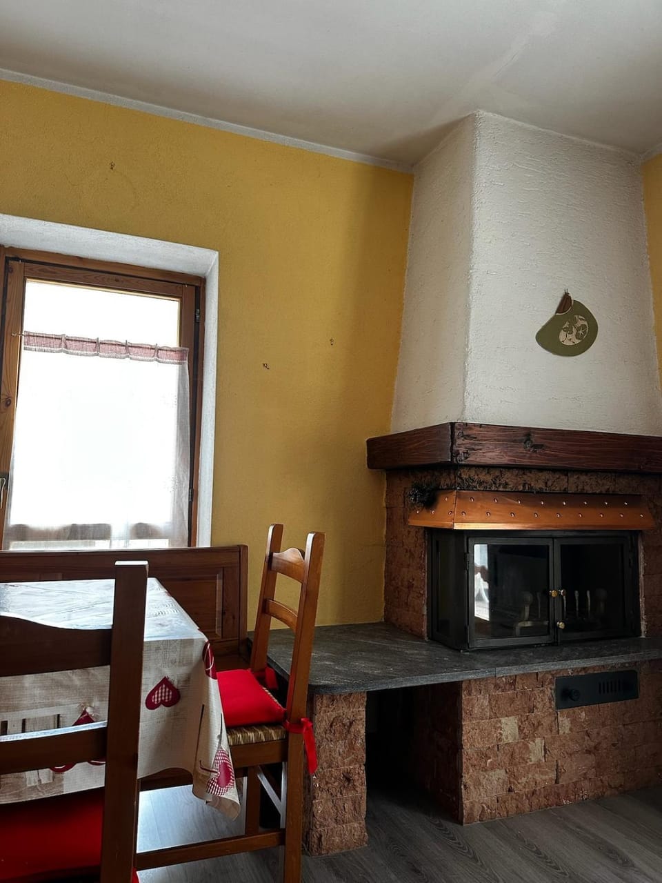 Seating area, Dining area, fireplace