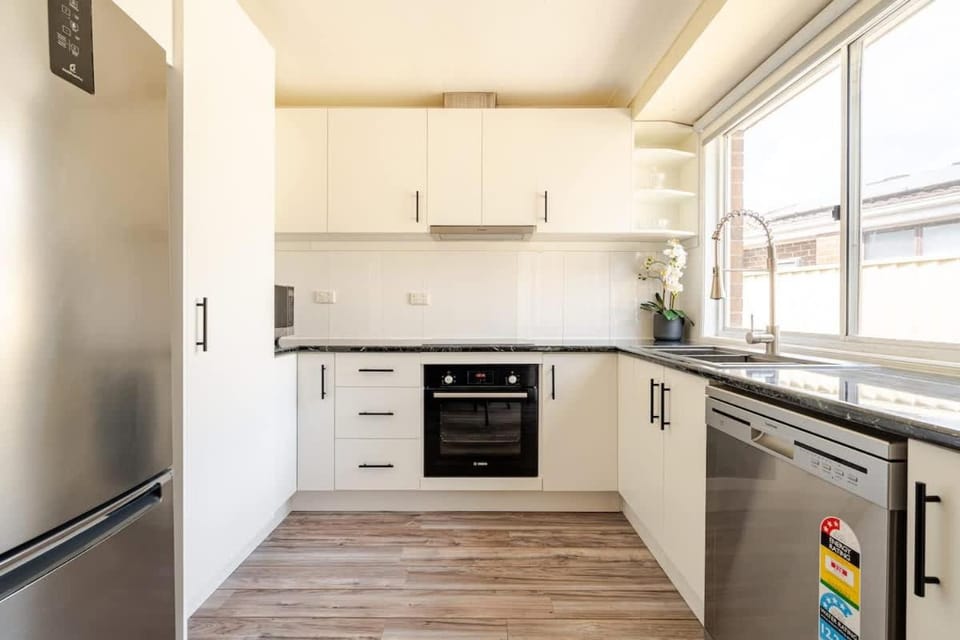 Cheerful 4 bedroom home with parking on premises House in Sydney
