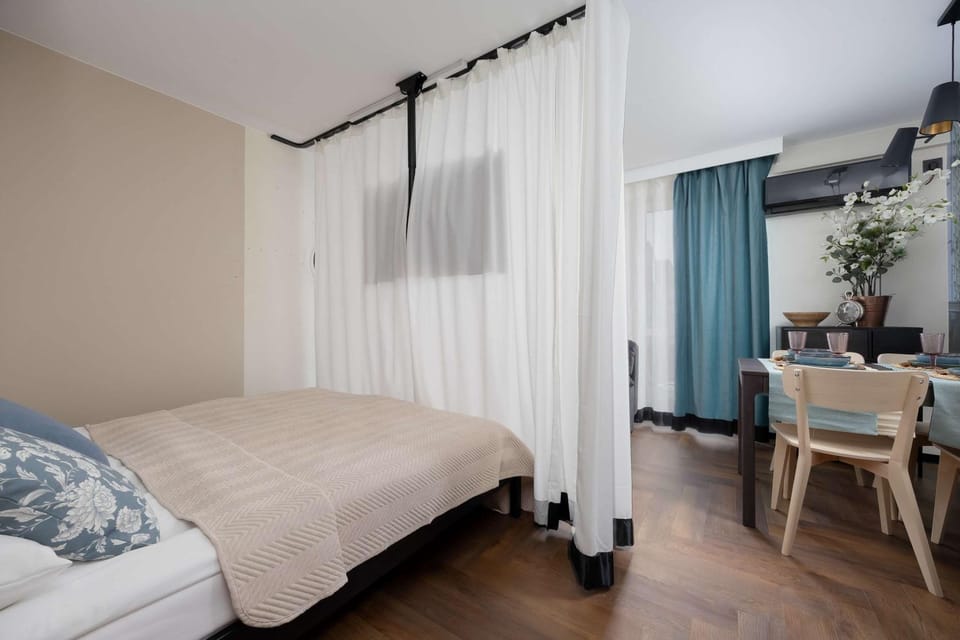 Bed, Living room
