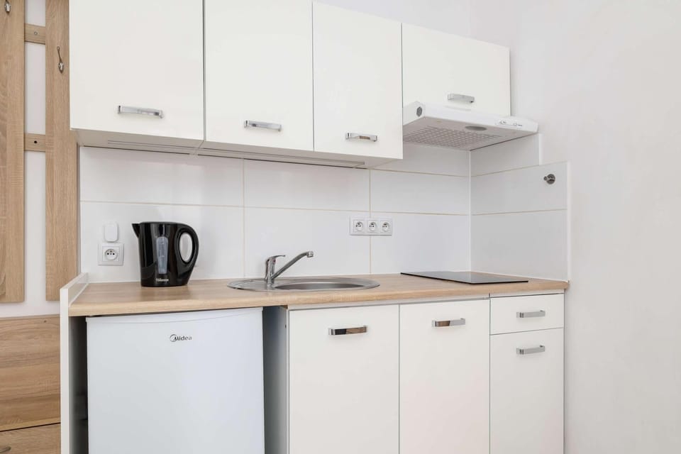 Coffee/tea facilities, Kitchen or kitchenette, stove