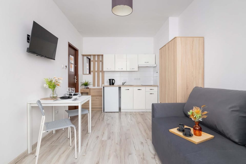 TV and multimedia, Kitchen or kitchenette, Living room, Seating area, Dining area, stove