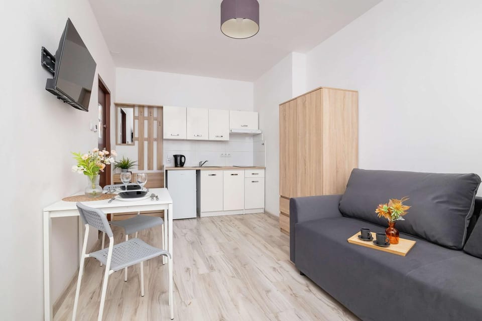 TV and multimedia, Kitchen or kitchenette, Living room, Seating area, Dining area, stove