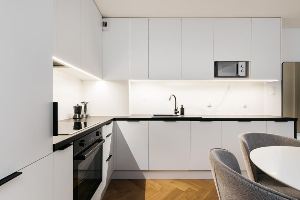 Coffee/tea facilities, Kitchen or kitchenette, Dining area, dishwasher, oven, stove