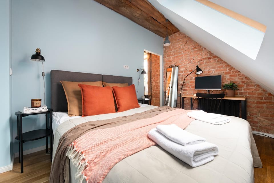Bed, Photo of the whole room, Bedroom, towels