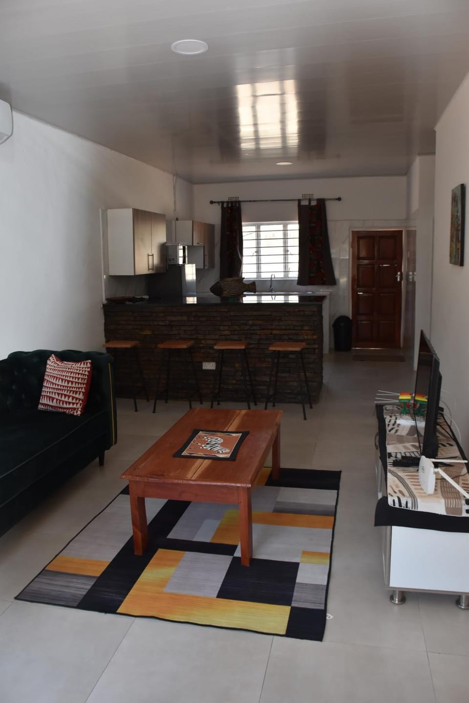 Kitchen or kitchenette, Living room, Seating area, Dining area