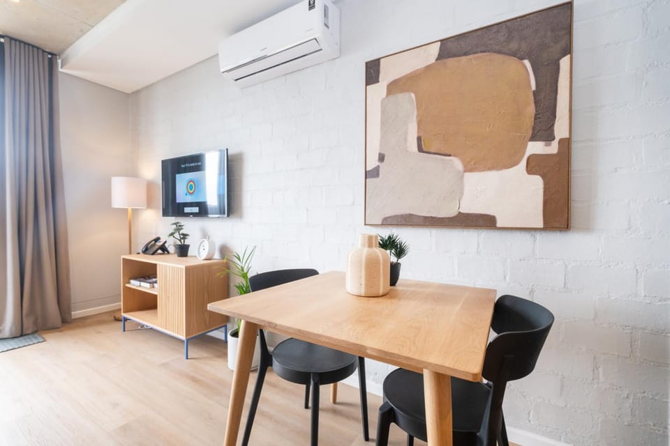 TV and multimedia, Seating area, Dining area, air conditioner