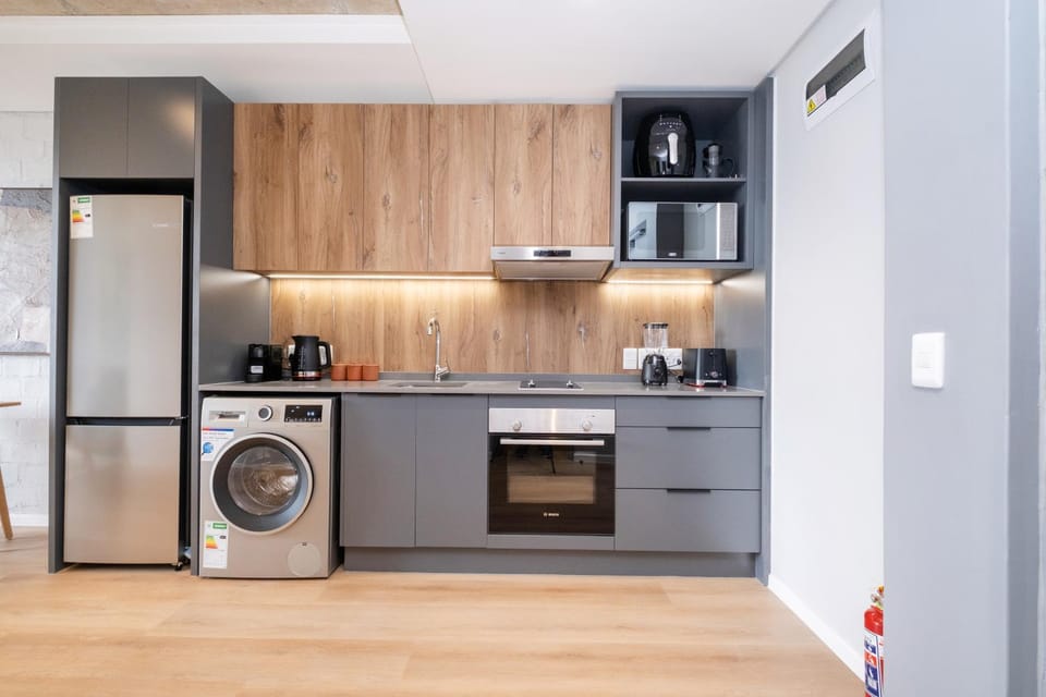Coffee/tea facilities, Kitchen or kitchenette, oven, stove, toaster, washing machine