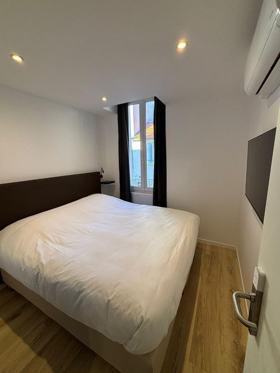Bed, TV and multimedia, Photo of the whole room, Bedroom