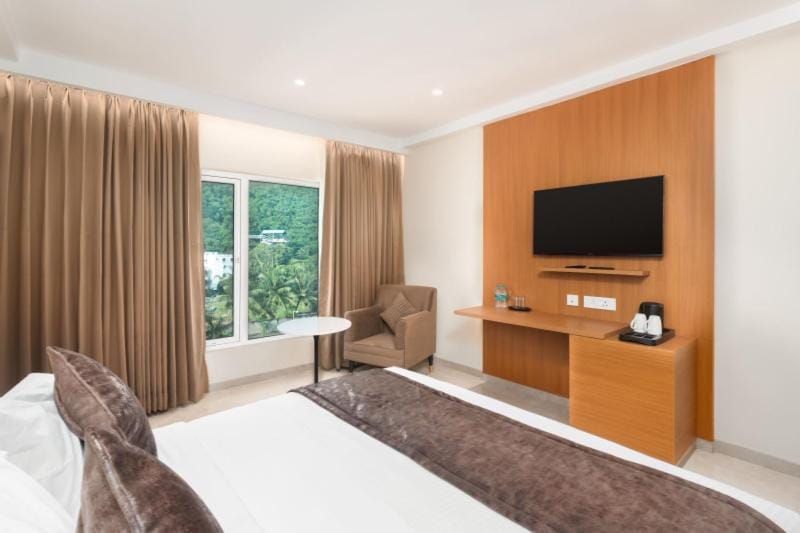 Bed, TV and multimedia, Photo of the whole room, Seating area, Evening entertainment, Bedroom