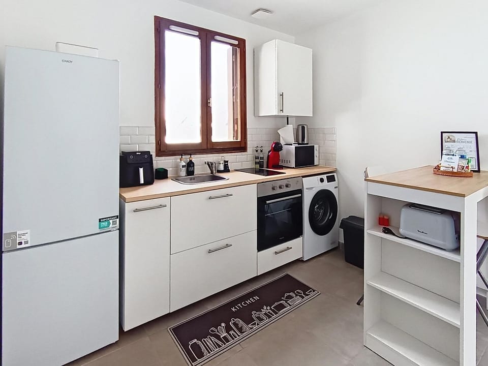 Coffee/tea facilities, Kitchen or kitchenette, oven, toaster, washing machine