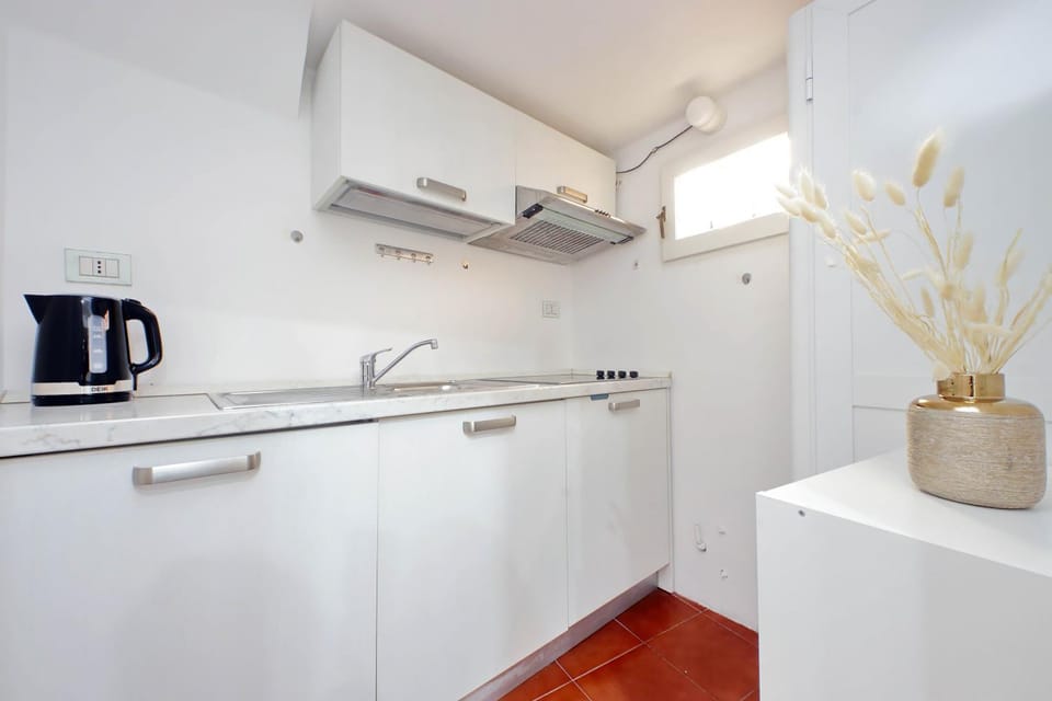 Coffee/tea facilities, Kitchen or kitchenette, stove