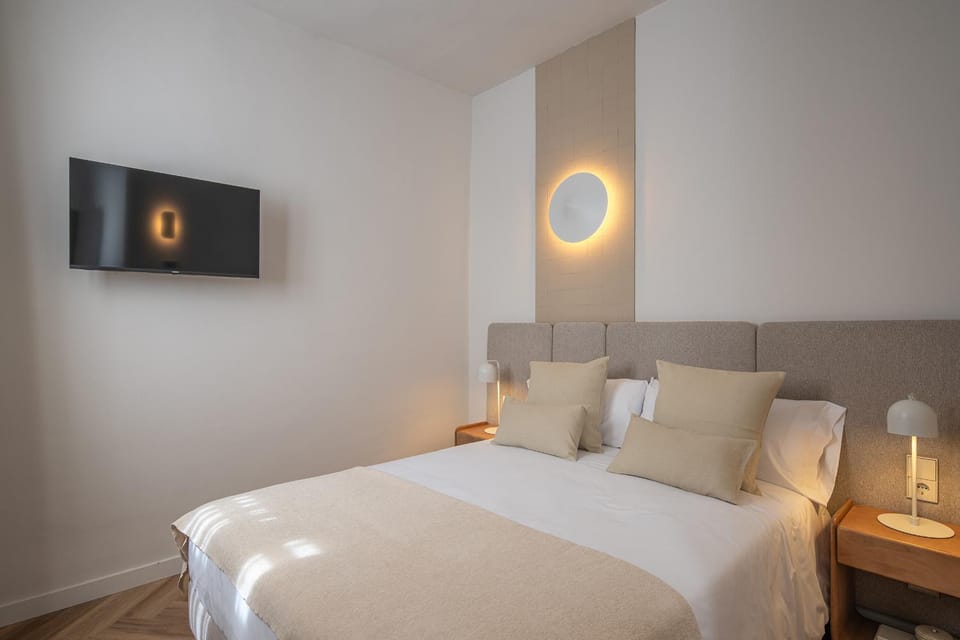 Bed, TV and multimedia, Bedroom
