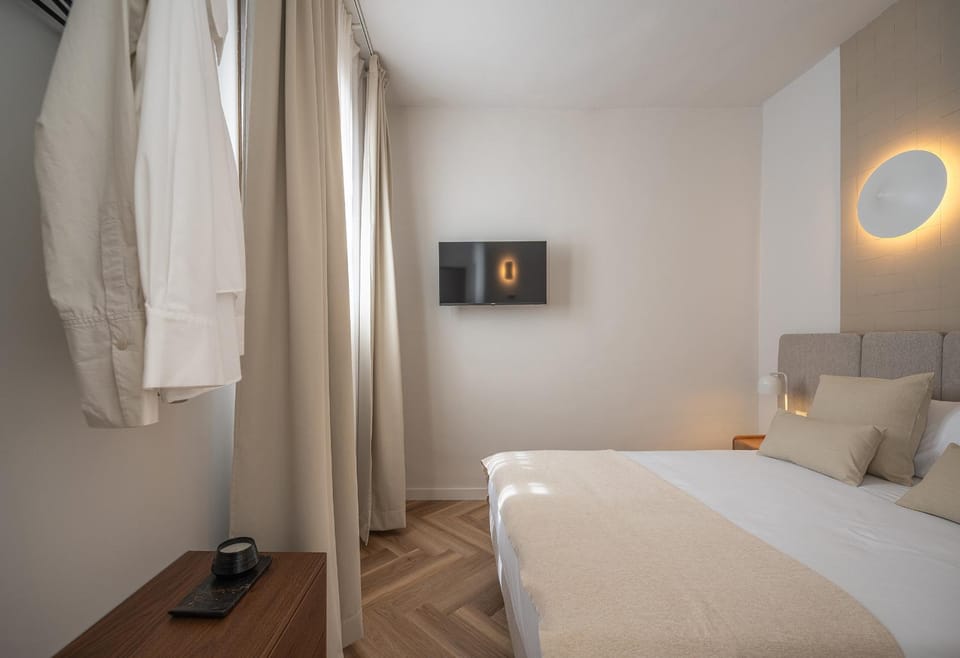 Bed, TV and multimedia, Photo of the whole room, Bedroom