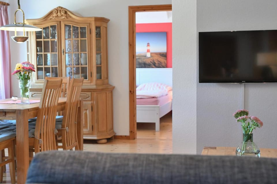 Seating area, Dining area, Bedroom
