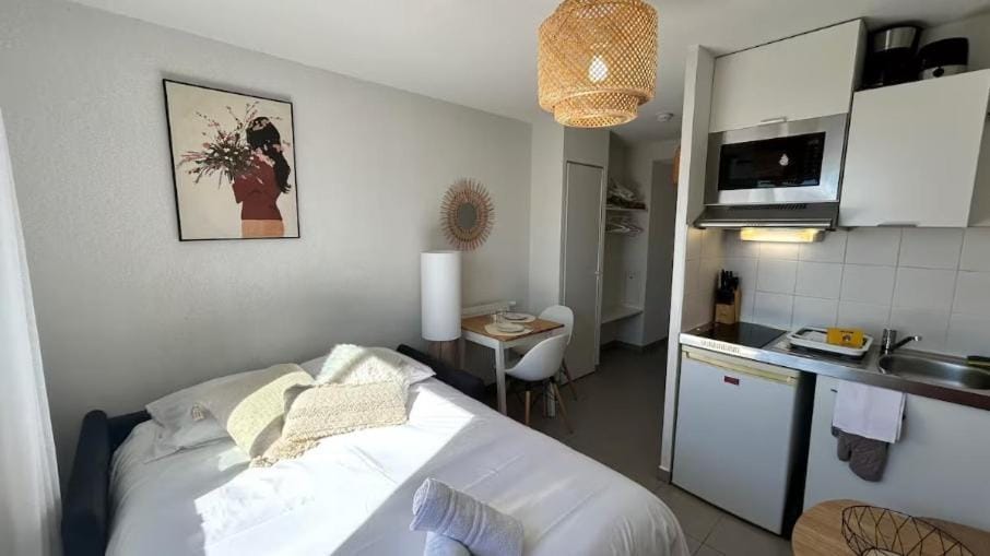 Bed, Bedroom, towels