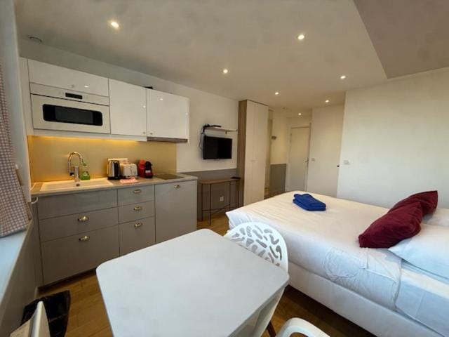 TV and multimedia, Kitchen or kitchenette, Photo of the whole room, Dining area, Bedroom, stove