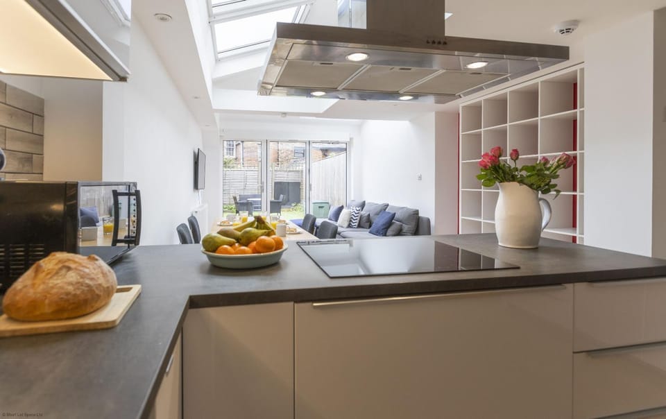Kitchen or kitchenette, Garden view, microwave, stove