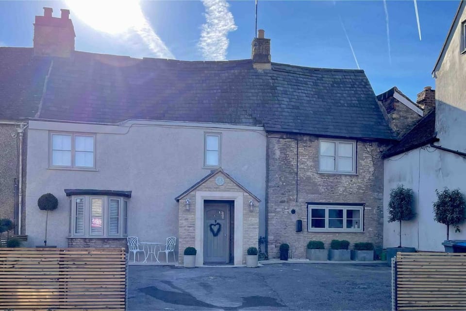 Cottage on high street, own parking and EV charger House in Chipping Norton